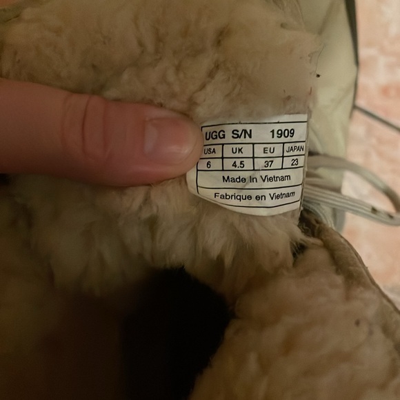 UGG - Women Adirondack Boot - Picture 2 of 4